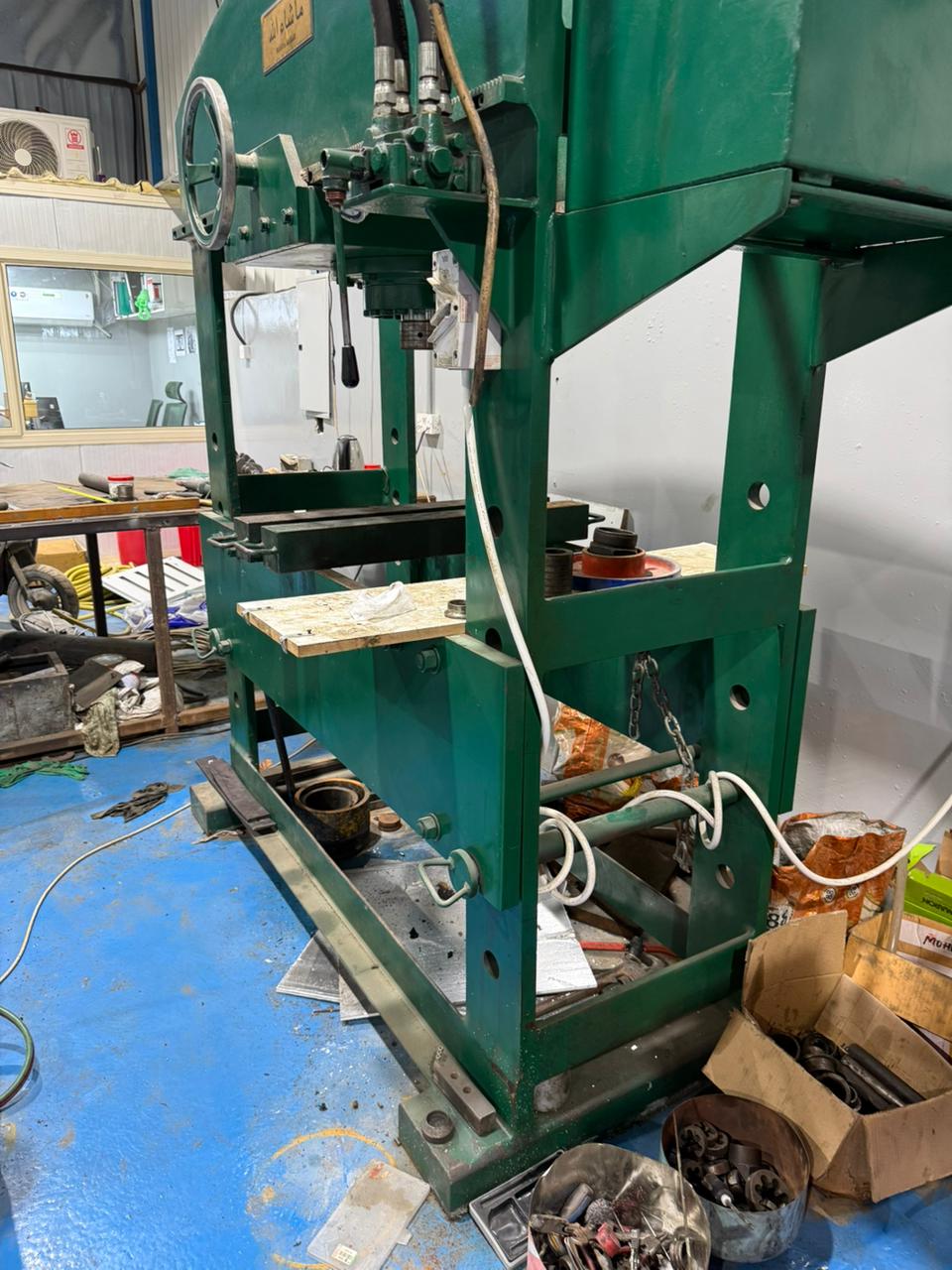 Hydraulic equipment servicing
